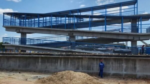 DNIT anuncia interdição total na BR-304 em Mossoró entre 6 e 9 de setembro para montagem de passarelas. Motoristas devem usar rotas alternativas.