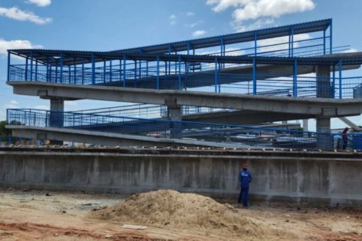 DNIT anuncia interdição total na BR-304 em Mossoró entre 6 e 9 de setembro para montagem de passarelas. Motoristas devem usar rotas alternativas.