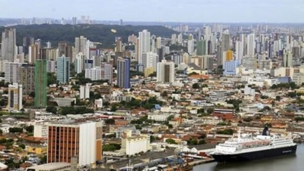 Prefeitura sanciona lei que reduz base do ITIV por 90 dias para estimular regularização de imóveis e movimentar mercado imobiliário.