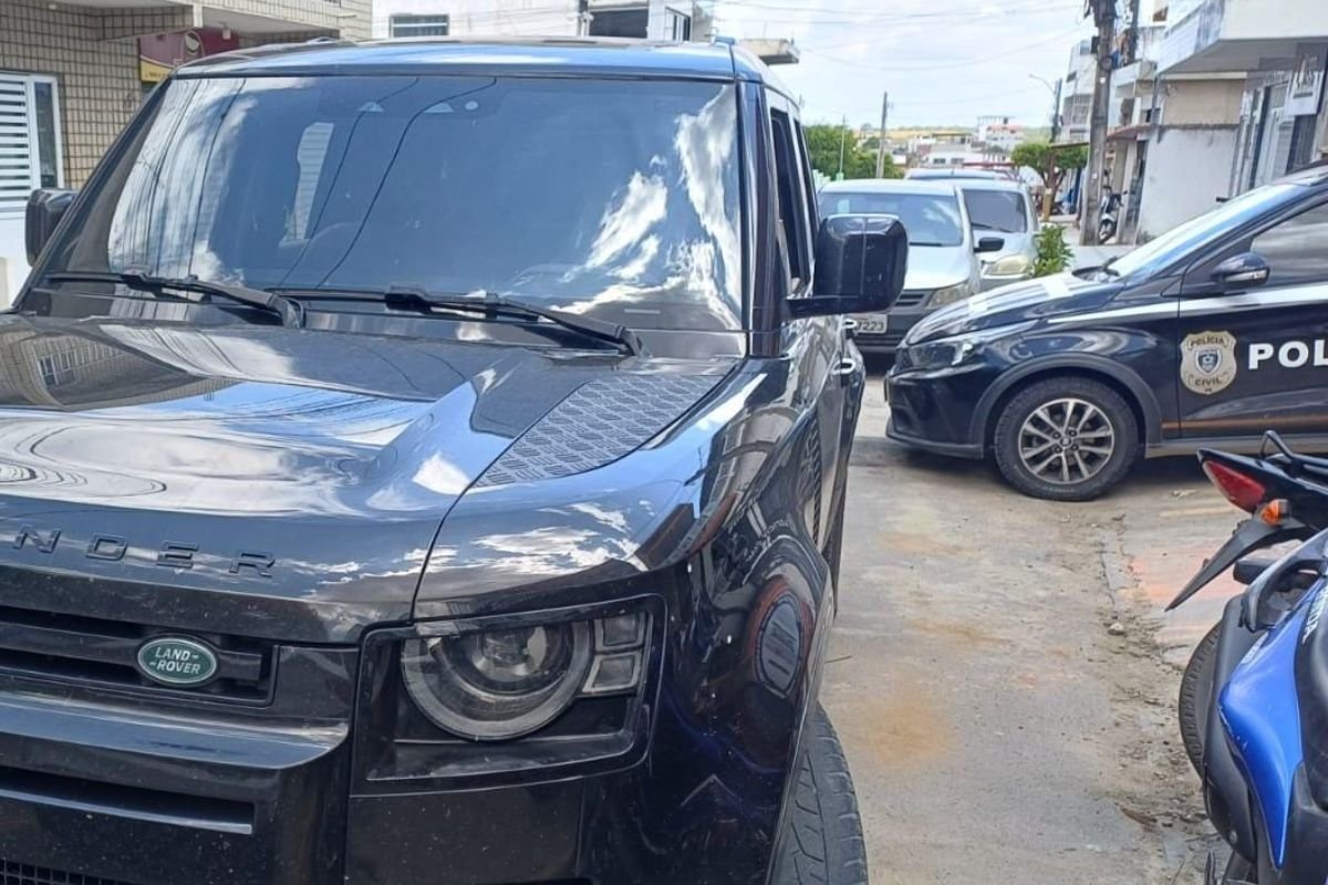 Ação mira grupo suspeito de fraudes e lavagem de dinheiro que causou prejuízo de R$ 2,6 milhões. Dois suspeitos foram presos na Paraíba.