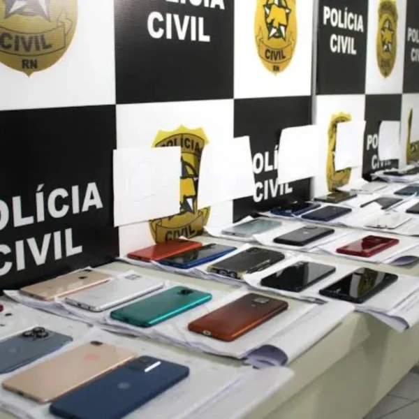 Celulares recuperados pela Polícia Civil em Parnamirim durante a Operação Retorno.