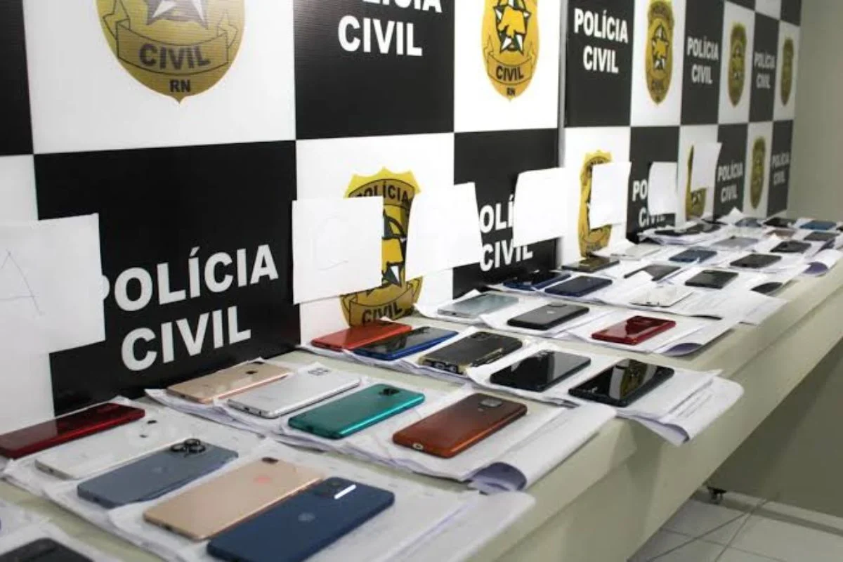 Celulares recuperados pela Polícia Civil em Parnamirim durante a Operação Retorno.