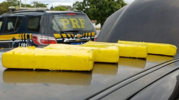 PRF prende homem de 29 anos com 4 kg de cocaína na BR-304 em Mossoró. Suspeito foi levado à DENARC e droga apreendida.