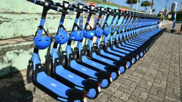 Para garantir a segurança de usuários e pedestres, a STTU reforça algumas orientações importantes sobre o uso responsável dos patinetes.