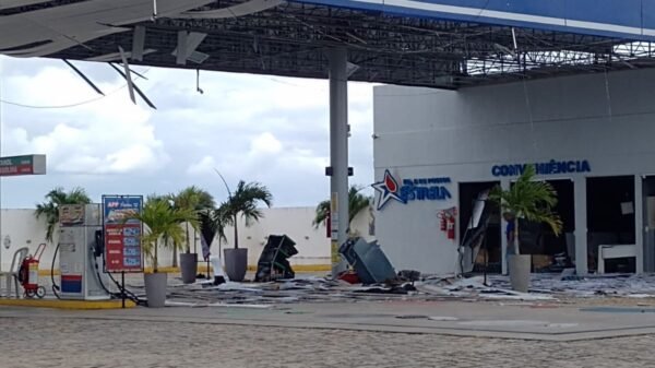 Homens armados explodem cofre de posto entre Brejinho e Monte Alegre. Ninguém ficou ferido, mas parte do teto desabou com a explosão.