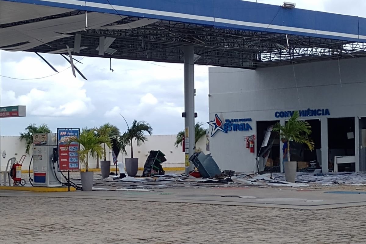 Homens armados explodem cofre de posto entre Brejinho e Monte Alegre. Ninguém ficou ferido, mas parte do teto desabou com a explosão.