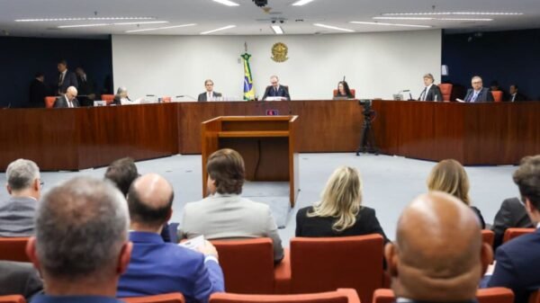 Primeira Turma do STF começa a definir tempo de prisão de Jair Bolsonaro e sete aliados condenados por tentativa de golpe de Estado e outros crimes.