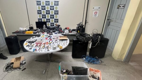 Policia Civil cumpre mandado de prisão contra homem de 18 anos suspeito de furtos, arrombamentos e disparos de arma de fogo na zona rural de Macaíba.
