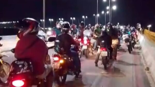 Motociclistas realizam manifestação na ponte Newton Navarro em solidariedade ao moto-entregador Rafael Soares, morto em acidente na Avenida João Medeiros Filho.