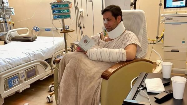 Ex-deputado Rafael Motta surge lendo em postagem após acidente de kitesurfe. Ele segue em recuperação no Hospital Vila Nova Star, em São Paulo.