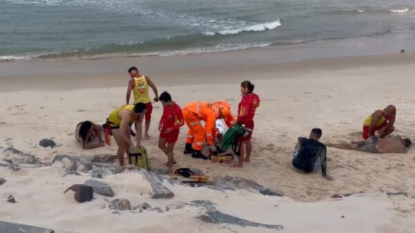 Duas adolescentes e o padrasto foram resgatados pelo Corpo de Bombeiros após quase se afogarem na Praia do Meio.