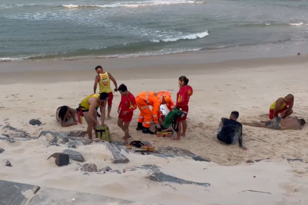 Duas adolescentes e o padrasto foram resgatados pelo Corpo de Bombeiros após quase se afogarem na Praia do Meio.