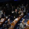 Projeto aprovado no Senado isenta do IR quem ganha até R$ 5 mil e cria imposto mínimo para rendas altas. Texto vai para a Câmara.