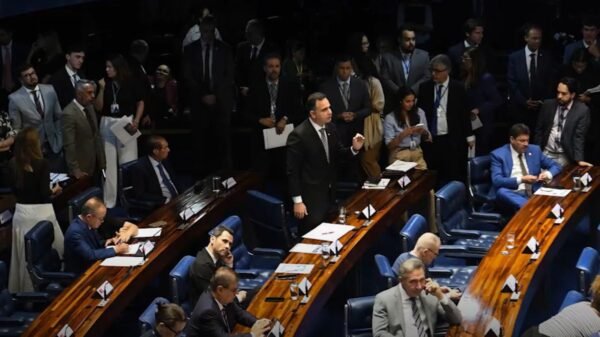 Projeto aprovado no Senado isenta do IR quem ganha até R$ 5 mil e cria imposto mínimo para rendas altas. Texto vai para a Câmara.