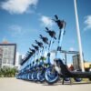 patinetes azuis expostos enfileirados para a população utilizar.
