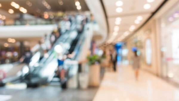 Justiça do RN determina que shopping e empresa de segurança paguem R$ 8 mil a adolescente por abordagem sem fundamento e danos morais.