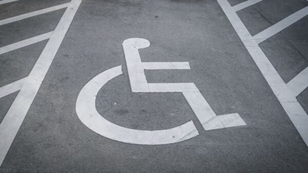Campanha Setembro Verde realiza ação no Alecrim para conscientizar motoristas sobre respeito às vagas de estacionamento para pessoas com deficiência.