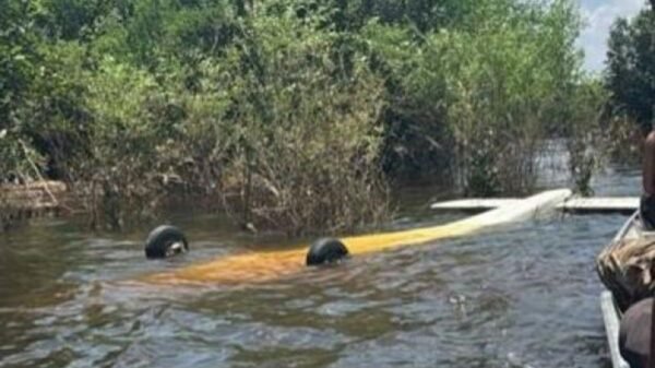 FAB intercepta avião suspeito vindo do Peru, obriga pouso em Tefé (AM) e PF prende piloto. Ação faz parte da Operação Ostium.