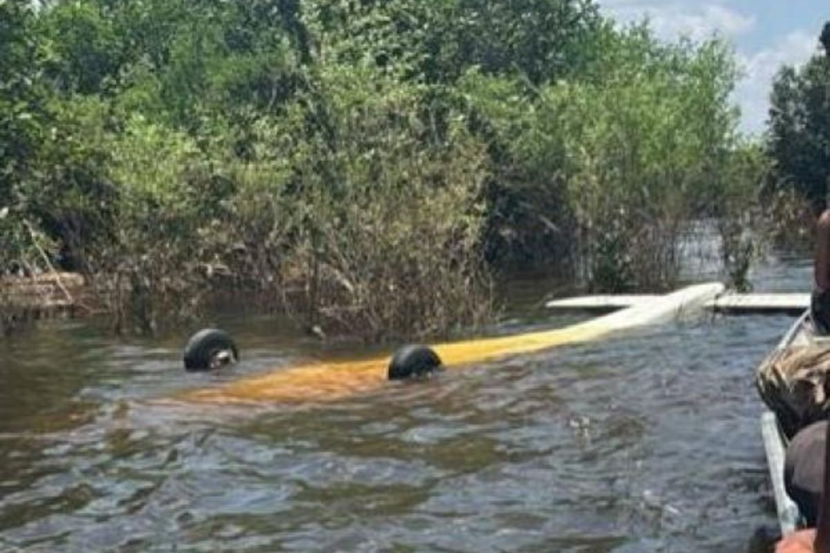 FAB intercepta avião suspeito vindo do Peru, obriga pouso em Tefé (AM) e PF prende piloto. Ação faz parte da Operação Ostium.