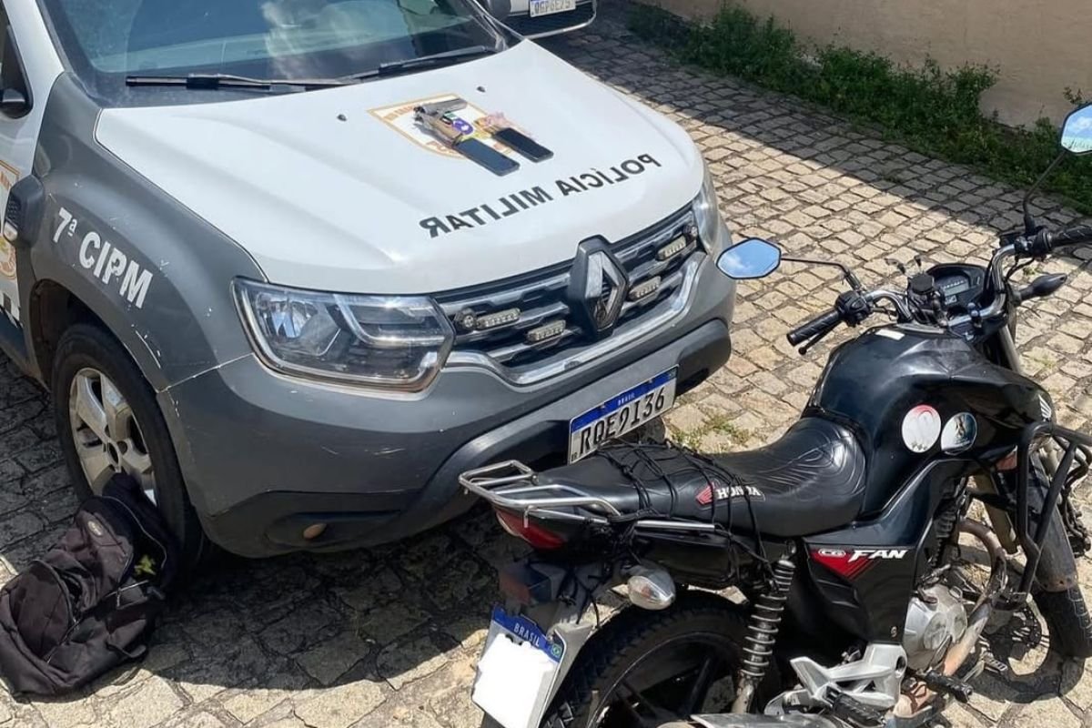 Polícia Militar prende suspeito de assaltar mototaxista em Ceará-Mirim. Motocicleta foi recuperada com rastreador e arma apreendida.