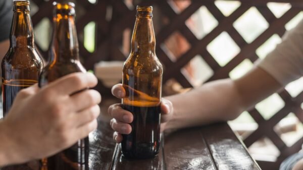 Ministério da Saúde confirma 12 casos de contaminação por metanol em bebidas adulteradas; rapper Hungria segue internado em Brasília, fora de risco iminente.