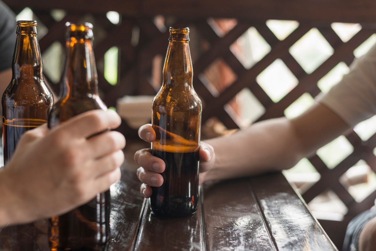 Ministério da Saúde confirma 12 casos de contaminação por metanol em bebidas adulteradas; rapper Hungria segue internado em Brasília, fora de risco iminente.