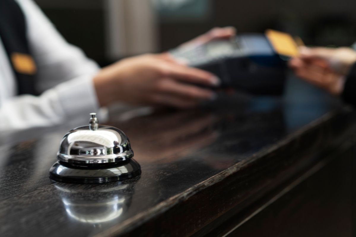 Portaria 28/2025 garante check-in, check-out e serviços de limpeza claros para hóspedes, ampliando transparência e segurança jurídica.