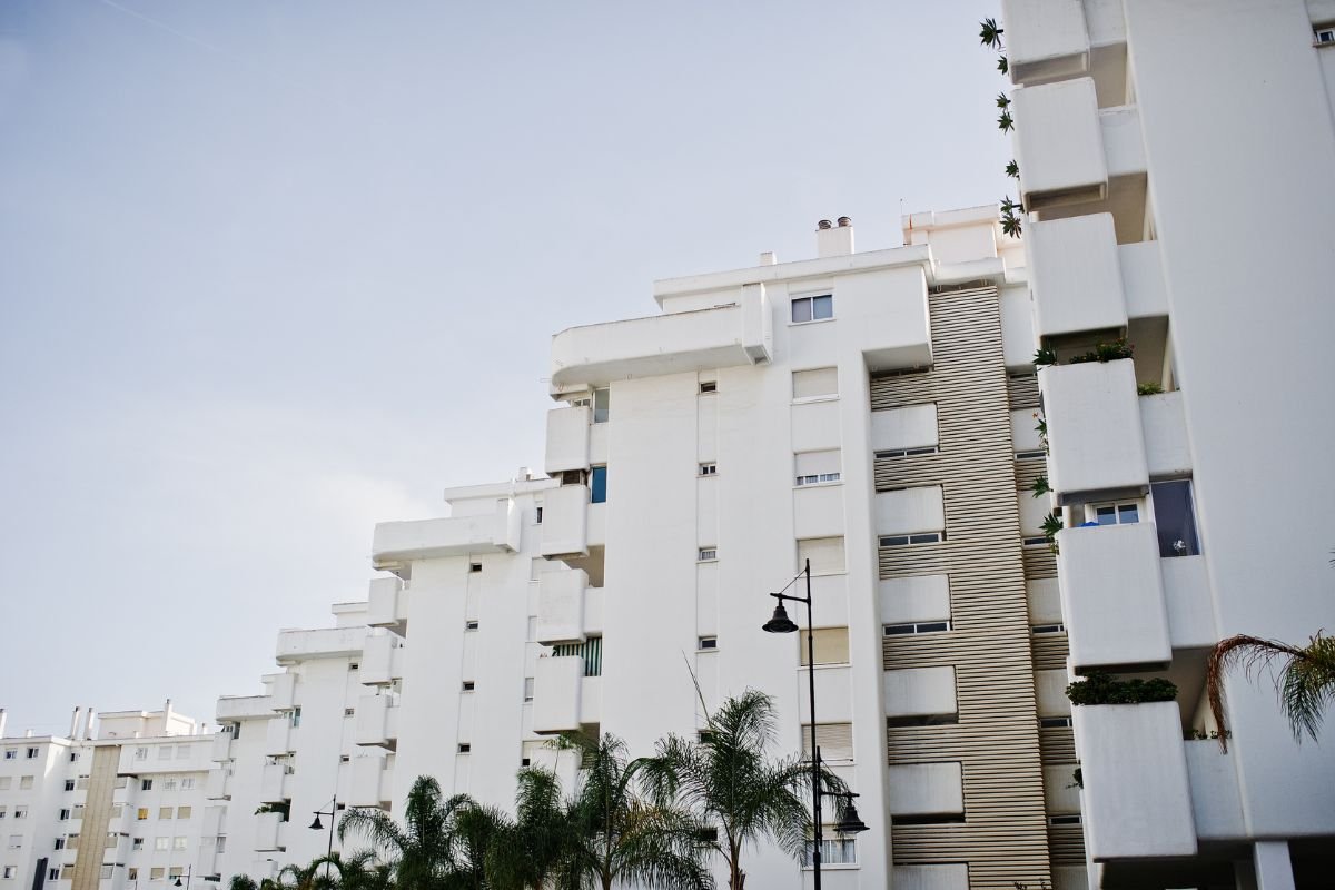 Distribuidora atualiza normas de fornecimento de energia para edificações coletivas, incluindo estações de recarga de veículos elétricos.