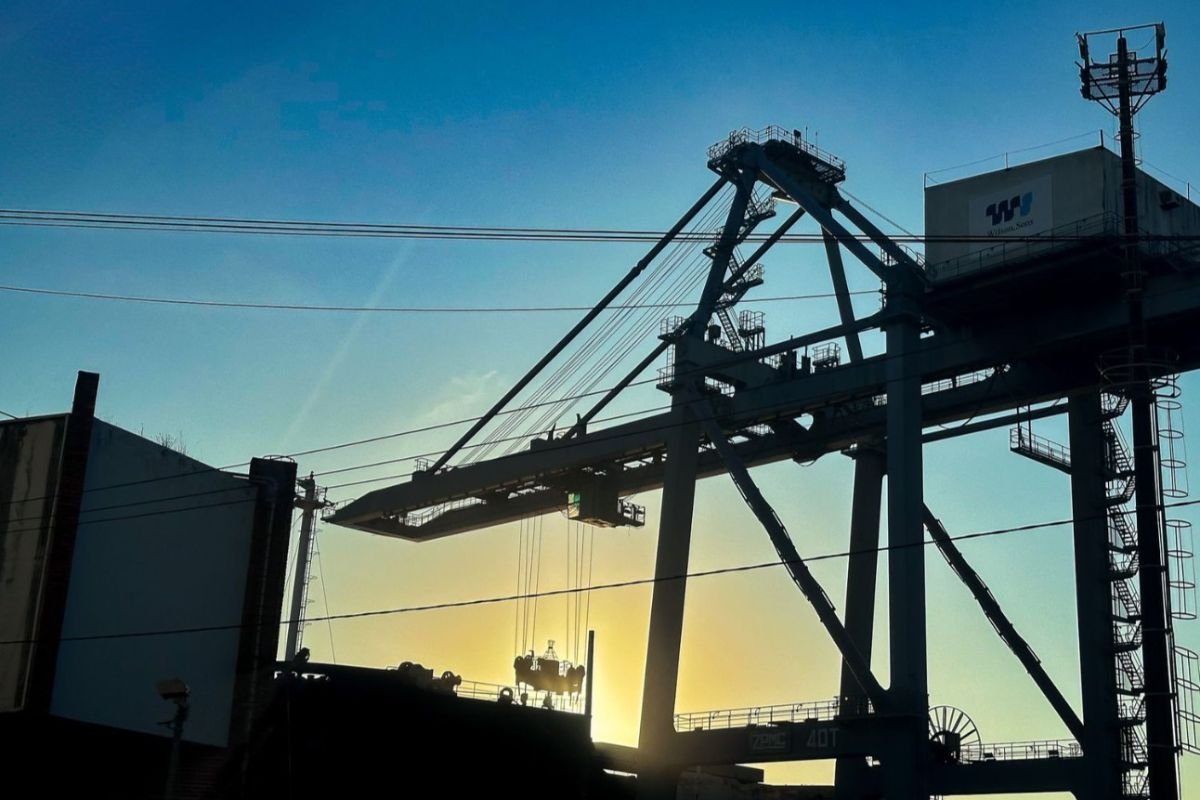 Confiança dos empresários exportadores cai para 45,6 pontos após aumento das tarifas dos EUA.