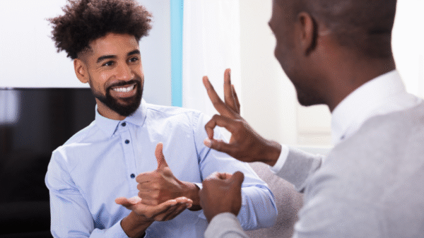 Dois homens conversando em Libras