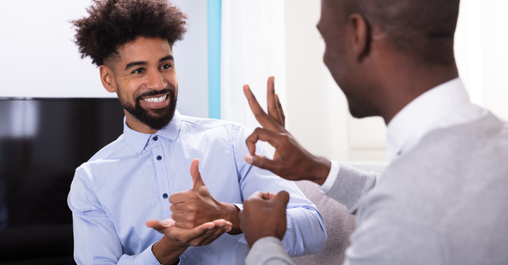 Dois homens conversando em Libras
