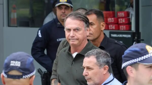 Ministro do STF determina que Polícia Penal do DF explique escolta do ex-presidente Jair Bolsonaro em hospital de Brasília em 24 horas.
