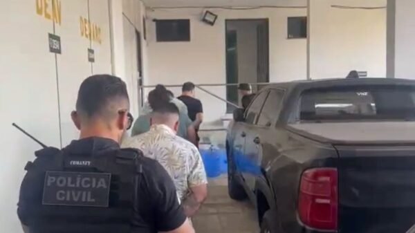 Quatro suspeitos, incluindo mulher e homem português, são presos em Natal por estelionato contra idosos; prejuízo supera R$ 3 milhões.