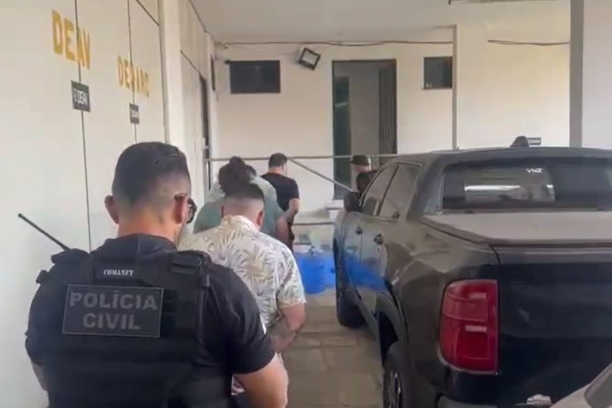 Quatro suspeitos, incluindo mulher e homem português, são presos em Natal por estelionato contra idosos; prejuízo supera R$ 3 milhões.