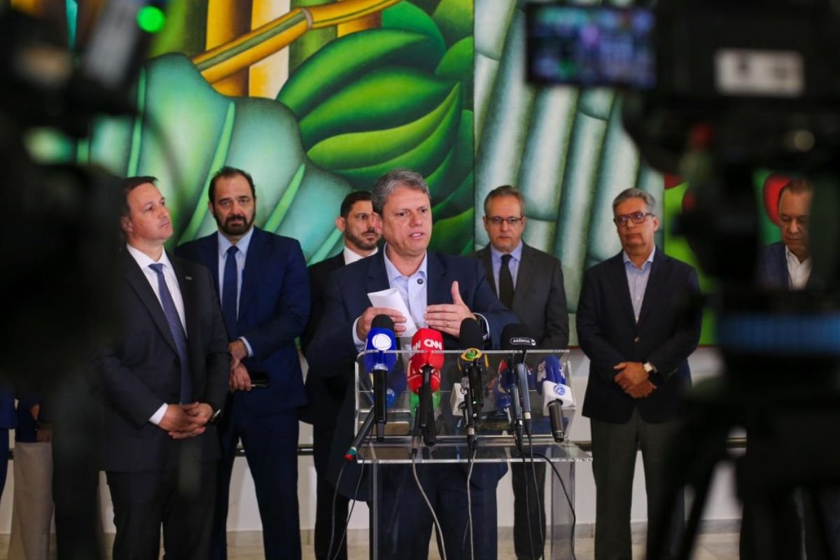 Governo de SP investiga casos de intoxicação por metanol; cinco pessoas morreram e 112 garrafas de bebida suspeita foram apreendidas.