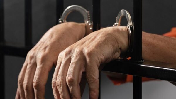 Victor Hugo de Souto Valença, policial penal, é condenado a 43 anos e 9 meses de prisão por latrocínio, roubos e homicídio em Natal, com perda do cargo público.