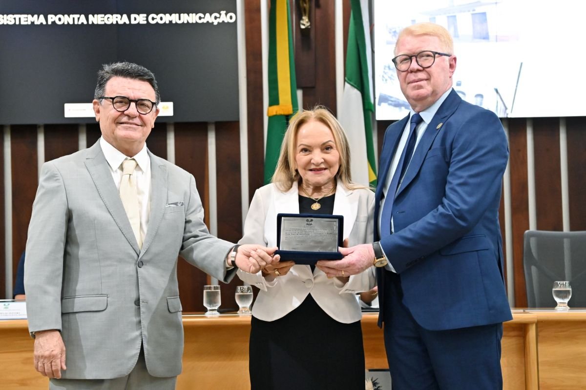 Miriam de Sousa recebe homenagem do Grupo União Comunitária pelos 308 anos do Bairro das Quintas, reconhecendo sua contribuição social e cultural.