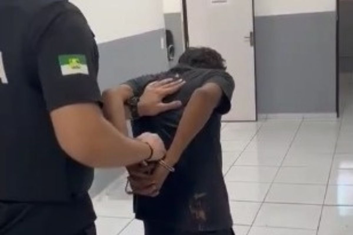 Polícia Civil prende homem suspeito de matar duas pessoas em situação de rua em Ceará-Mirim; ele confessou os crimes e foi levado ao sistema prisional.