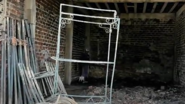 Garagem destruída após incêndio em Macaíba, com pneus queimados e metal retorcido