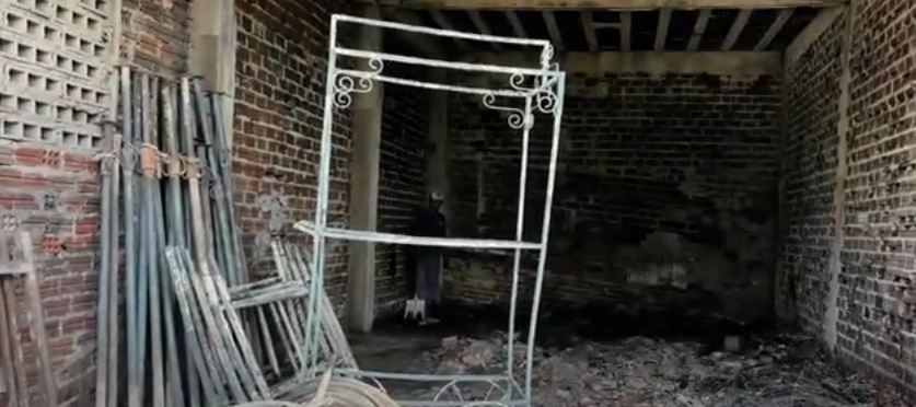 Garagem destruída após incêndio em Macaíba, com pneus queimados e metal retorcido
