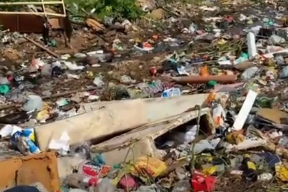 Lixo acumulado em terreno da Chesf em Felipe Camarão, Natal