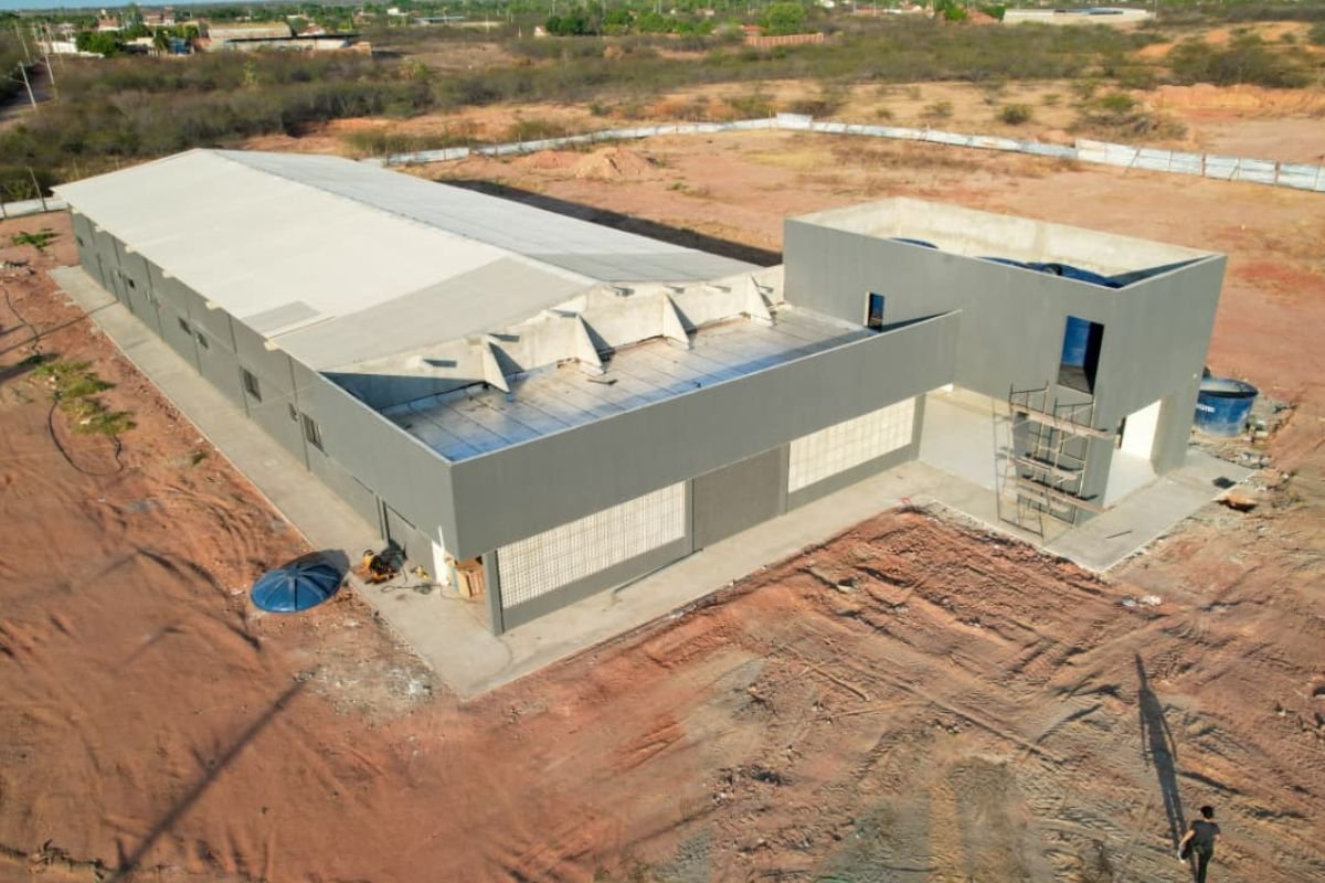 Obras da nova sede do 12º BPM em Mossoró atingem 94% de execução e devem ser concluídas até dezembro, reforçando a segurança no Oeste do RN.