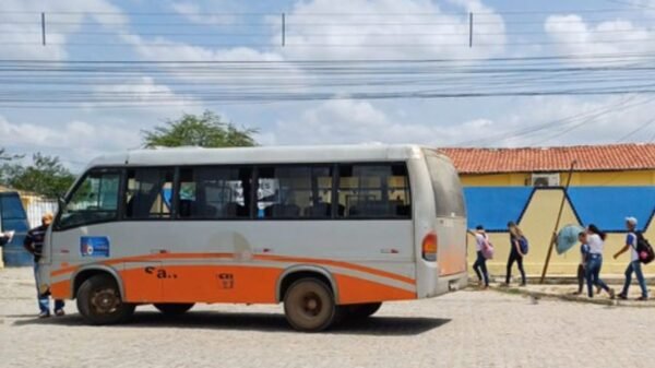 Fiscalização da PRF na BR-101 e BR-304 encontra ônibus com estudantes em pé, motoristas sem curso e veículos sem licenciamento no RN.