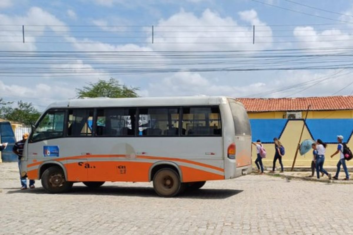 Fiscalização da PRF na BR-101 e BR-304 encontra ônibus com estudantes em pé, motoristas sem curso e veículos sem licenciamento no RN.