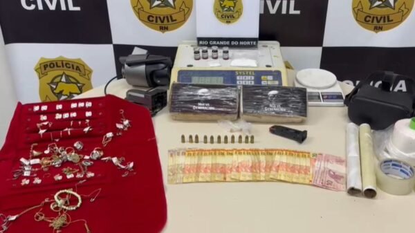 Polícia Civil prende casal no Alecrim suspeito de tráfico; drogas, munições e materiais de fracionamento foram apreendidos em Natal.