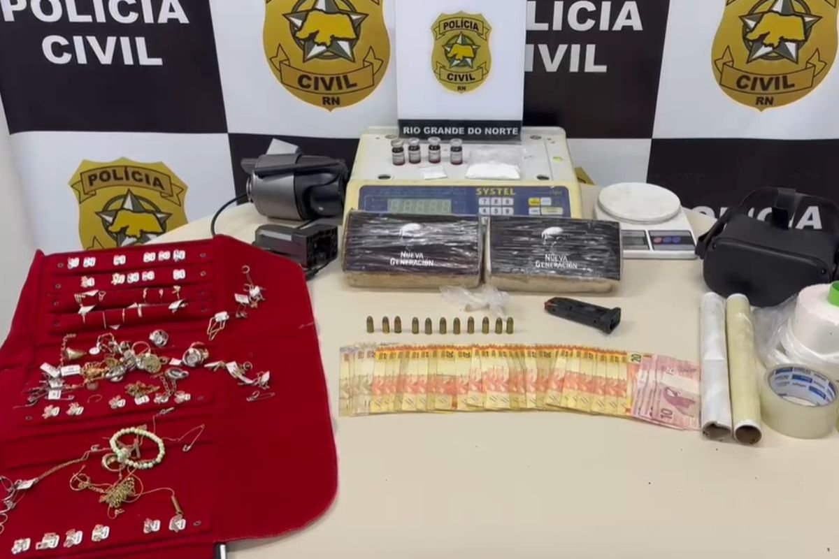 Polícia Civil prende casal no Alecrim suspeito de tráfico; drogas, munições e materiais de fracionamento foram apreendidos em Natal.