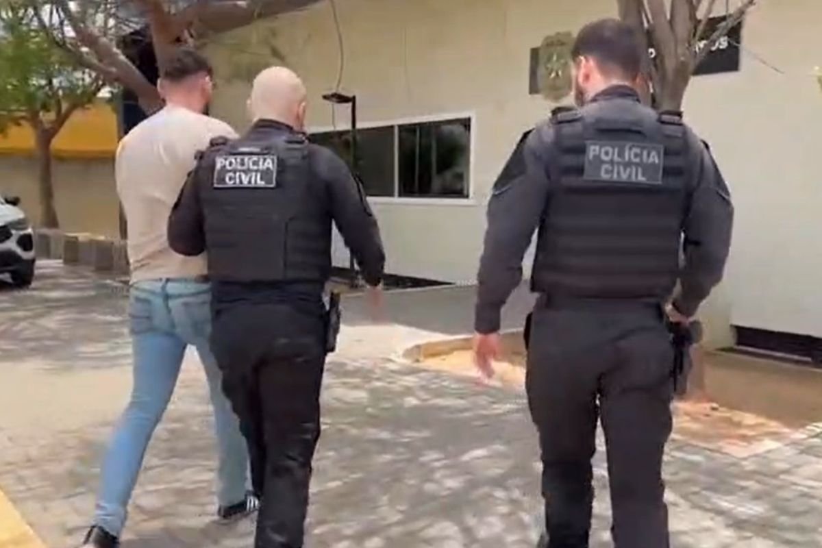Polícia Civil prende professor de 26 anos, do Ceará, em Pau dos Ferros, investigado por estupro de vulnerável e armazenamento de pornografia infantil.