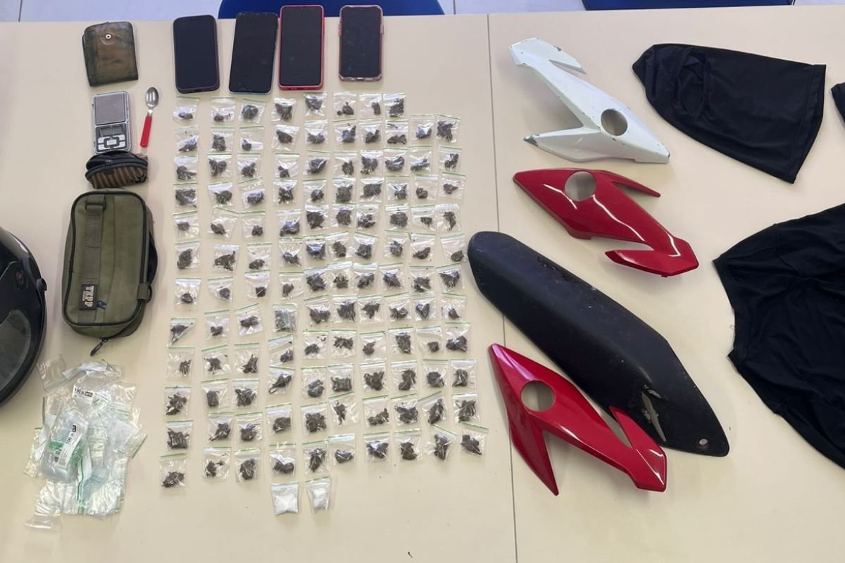 Homem é preso em Natal suspeito de matar jovem e comercializar drogas. Ele foi autuado em flagrante e permanece à disposição da Justiça.