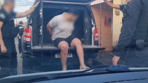 Polícia Civil prende homem suspeito de latrocínio na Zona Norte de Natal durante Operação Fingerprint, que cumpriu mandados de prisão e busca.