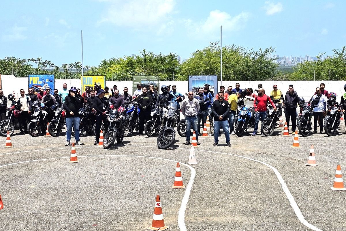Detran/RN abre inscrições gratuitas para capacitar motociclistas por aplicativo em Natal. Curso terá aulas teóricas e práticas com kit de segurança.